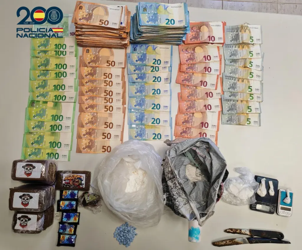 Parte de la droga y el dinero incautado