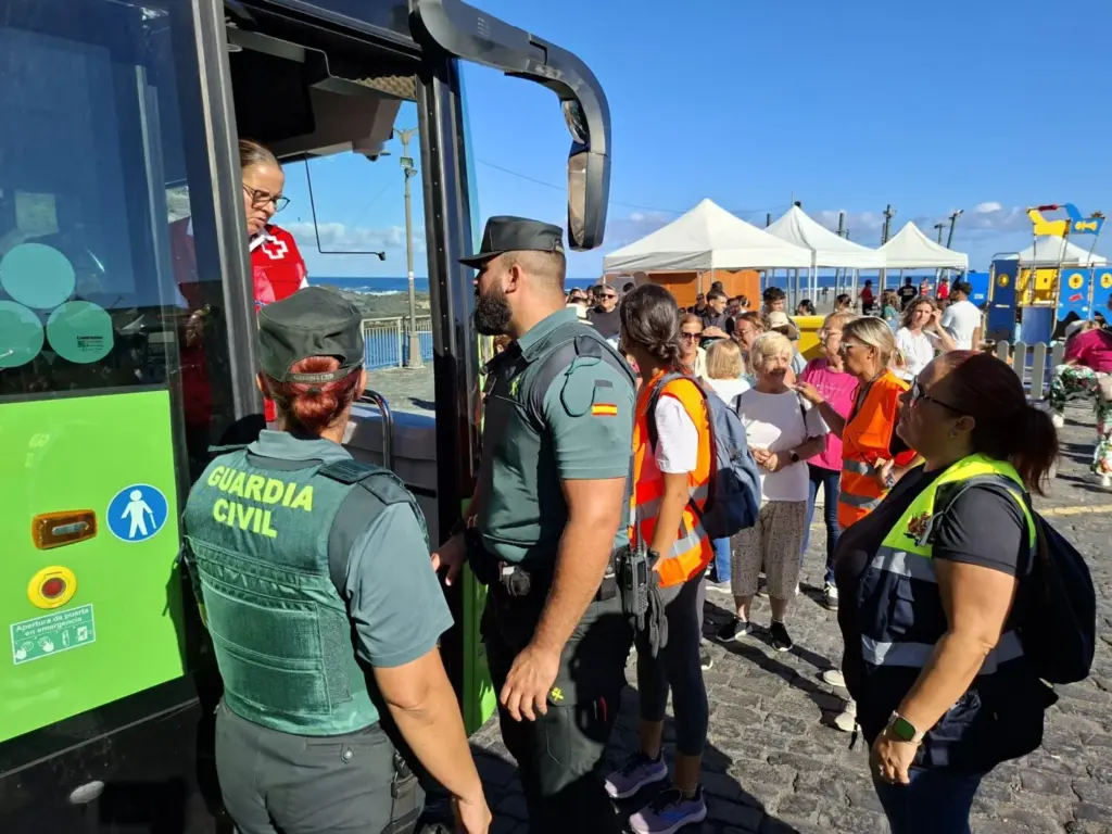 Efectivos de la Guardia Civil colaborando en las labores de evacuación de los vecinos / RTVC / Ángel Muñiz 