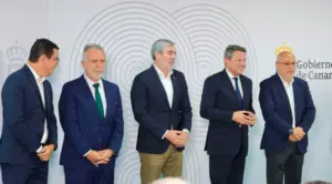 El protocolo busca impulsar alternativas de movilidad terrestre sostenible y supone un paso previo para poder contar con un convenio y una ficha financiera para el tren de Gran Canaria
