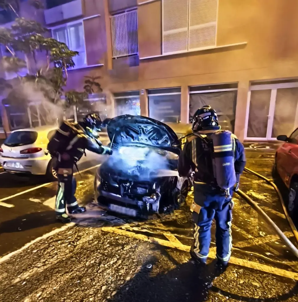 Los bomberos sofocan el incendio de uno de los coches quemado en Adeje,