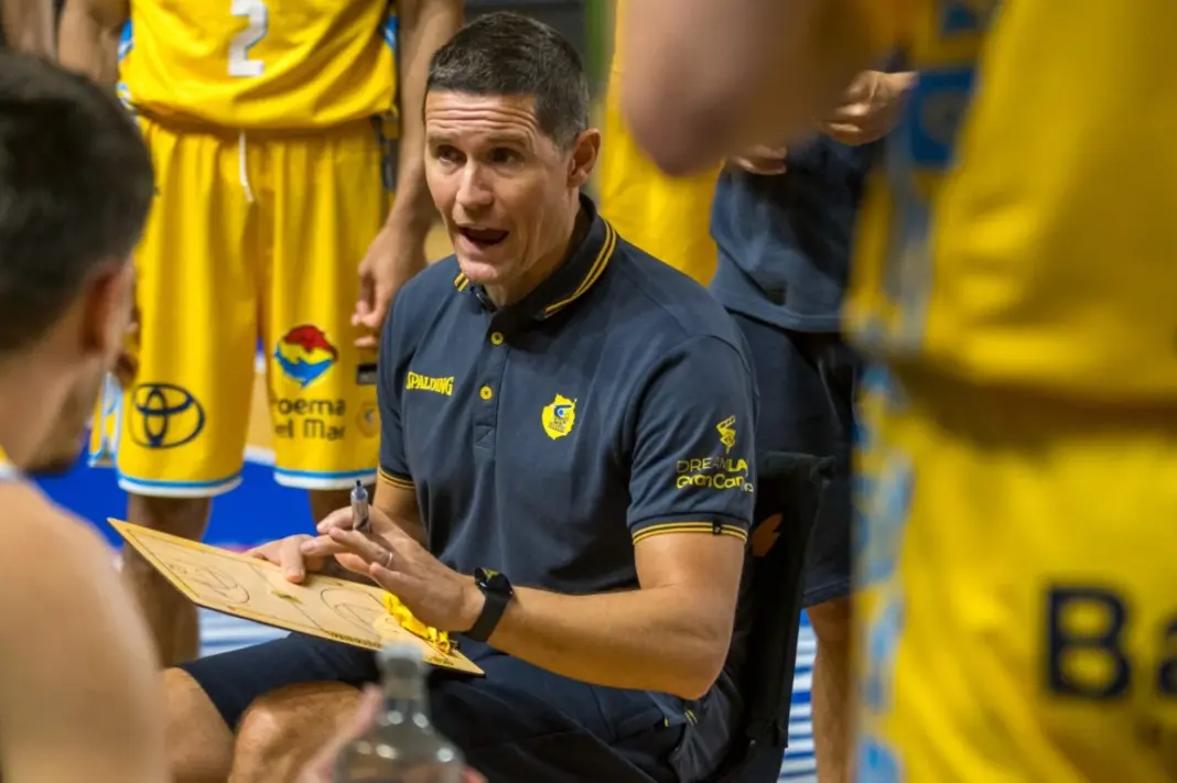 El entrenador del Dreamland Gran Canaria, Jaka Lakovic, se pone al frente del equipo en su presentación ante la afición en los días previos al inicio de la competición oficial de la Liga Endesa / Dreamland Gran Canaria