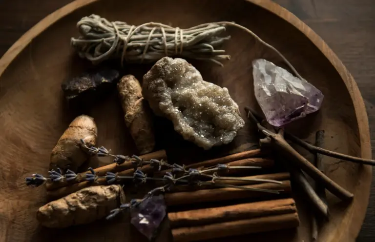 Viajes en el tiempo, curanderas canarias y medicina psicodélica en ‘Crónicas de San Borondón’