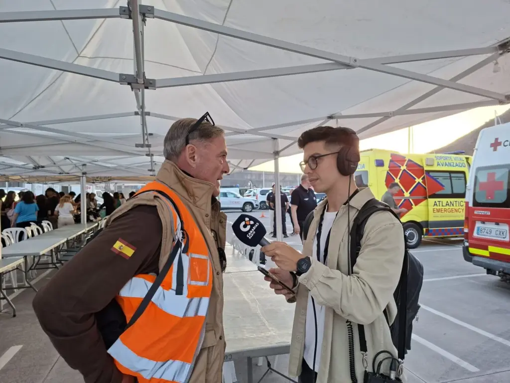 Los compañeros de La Radio Canaria también están haciendo especial seguimiento a través de las ondas / RTVC / Ángel Muñiz