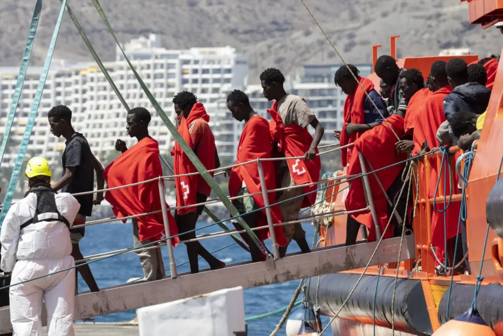 Investigan posibles muertes violentas en el cayuco rescatado con 251 personas en Gran Canaria