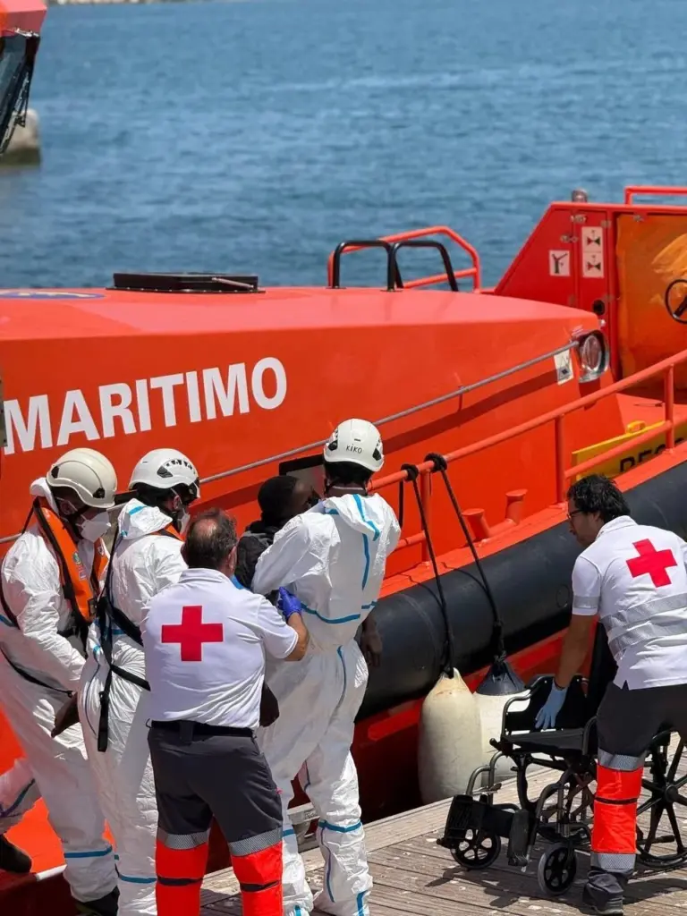 Los controladores marítimos movilizaron la guardamar Polimnia que, pasadas las 04.00 horas, rescataron a las personas que había dentro de la neumática