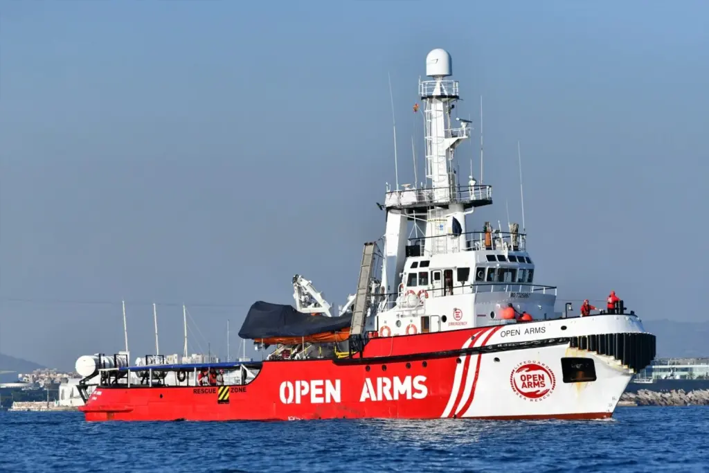 El director del Open Arms niega que su fondeo en El Hierro genere un efecto llamada: "No atrae, rescata"