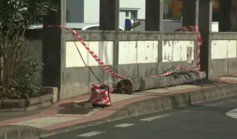 Un menor de 7 años y su abuela, heridos por la caída de un poste eléctrico en Firgas