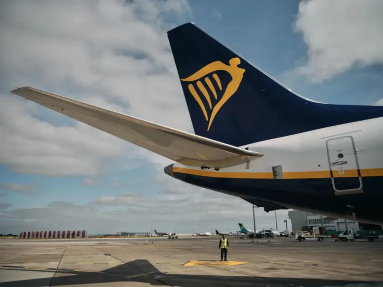 Las aerolíneas de bajo coste se lanzan a absorber el millón de asientos que deja Ryanair