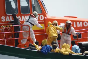 Salvamento Marítimo durante un rescate de migrantes. Imagen Europa Press