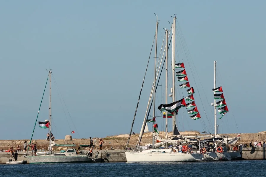 Banderas palestinas ondean a bordo de los barcos de la Flotilla Global Sumud en el norte de Túnez. EFE/EPA/Mohamed Messara/Archivo