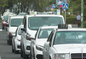 Los taxistas de Puerto de la Cruz protestan por "el abandono del sector por parte del consistorio" y contra el intrusismo