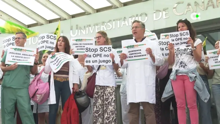 Un 65% de los médicos del SCS secundan la huelga, un 9% según Sanidad