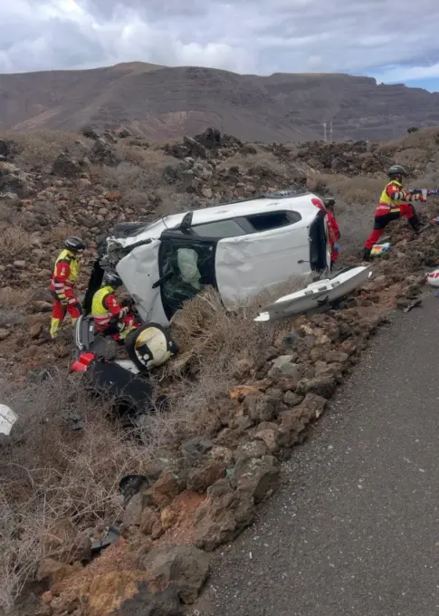 Una mujer atrapada en su coche al volcar en Lanzarote