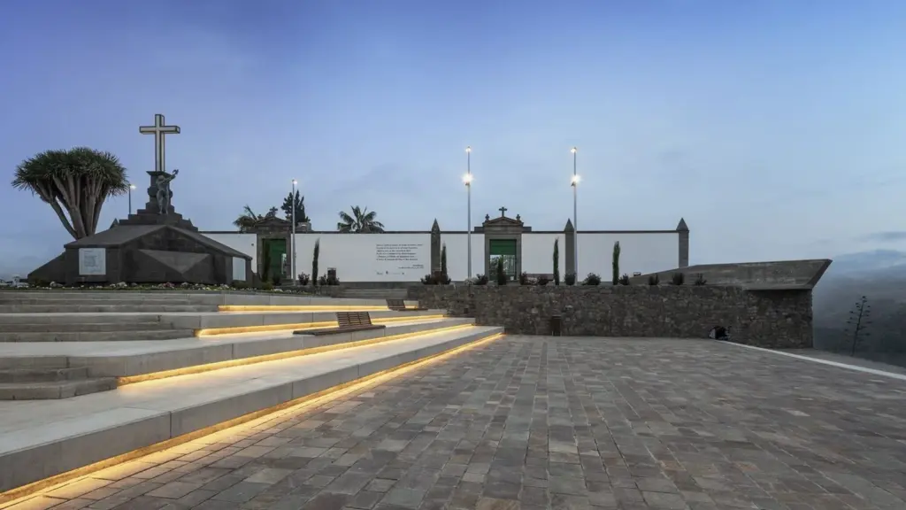 Una plaza en Moya amanece llena de pintadas obscenas