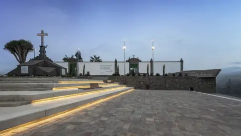 Una plaza en Moya amanece llena de pintadas obscenas