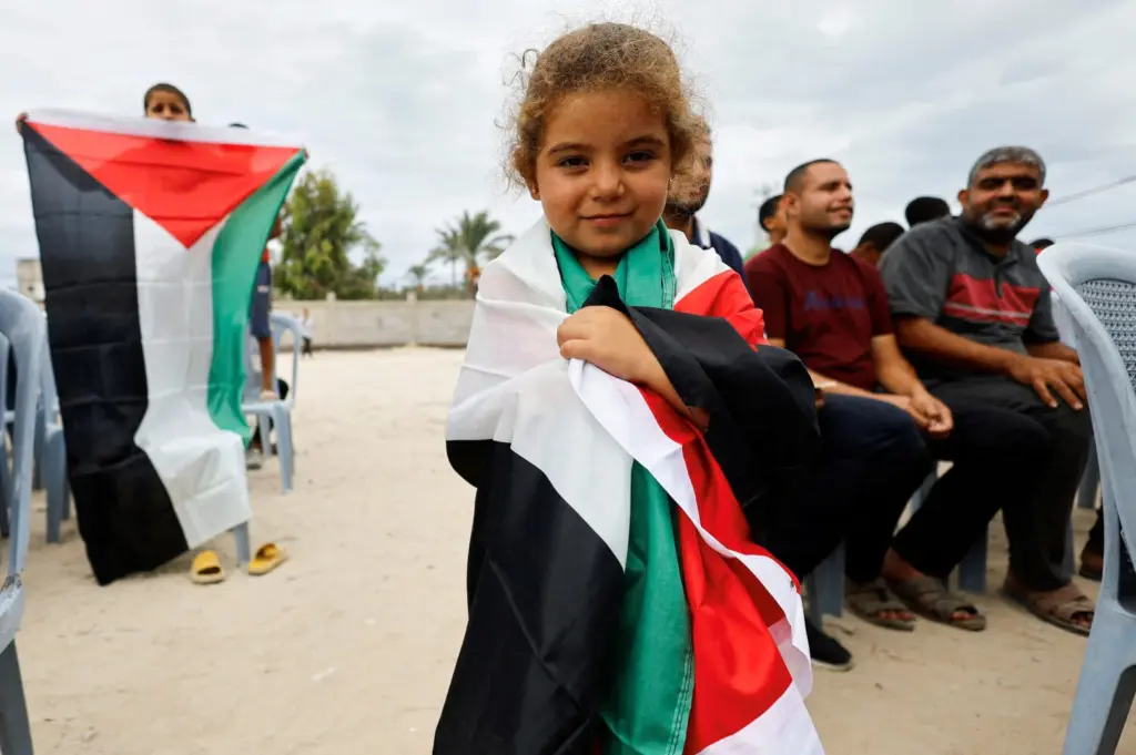 Una niña en Gaza con la bandera de Palestina
