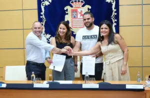 La presidenta del Cabildo de Fuerteventura, el presidente de la Federación Insular de Lucha Canaria, el representante de OPC y la representante de Sumytrans presentando la Liga de Lucha Canaria de Fuerteventura