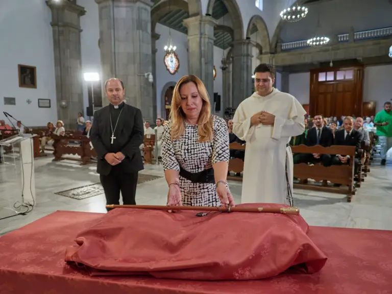 La presidenta del Cabildo de Tenerife entrega la vara de mando a la Virgen de Candelaria