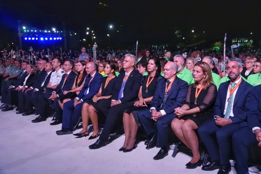 Autoridades presentes durante el acto celebrado en la Plaza de España