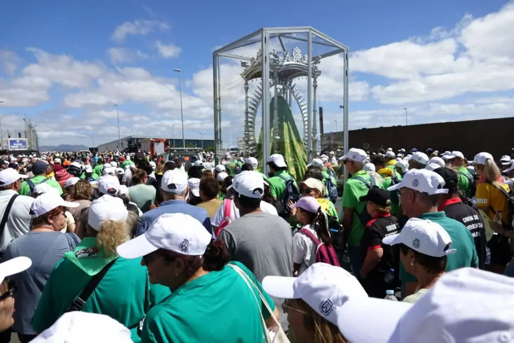 La Virgen de Candelaria en su peregrinación a la capital tinerfeña