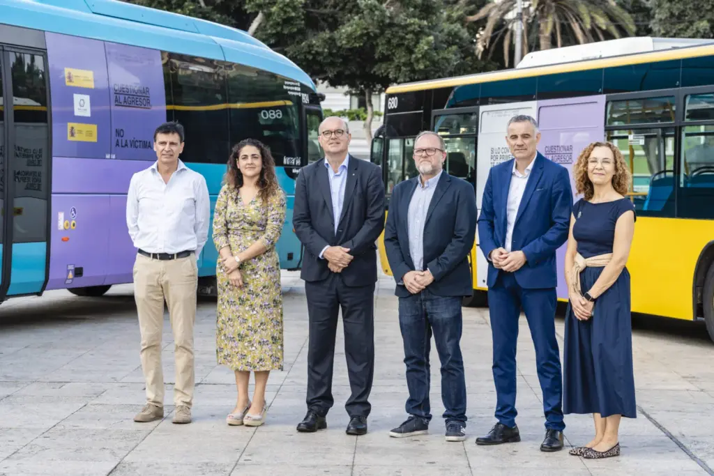 Presentación de la campaña que irá en las guaguas contra la violencia machista