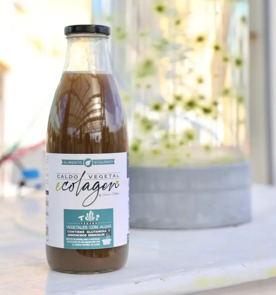 Botella con el primer caldo de algas que se realiza en Canarias