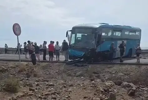 Una guagua sufre un accidente en la GC-500
