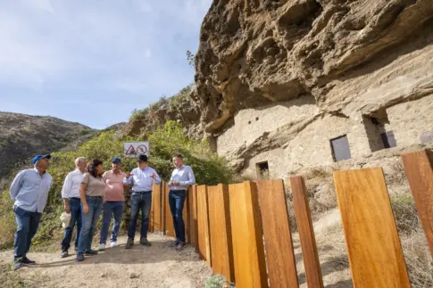 Encuentran restos cerámicos y un antiguo muro en las Cuevas de Risco Caído