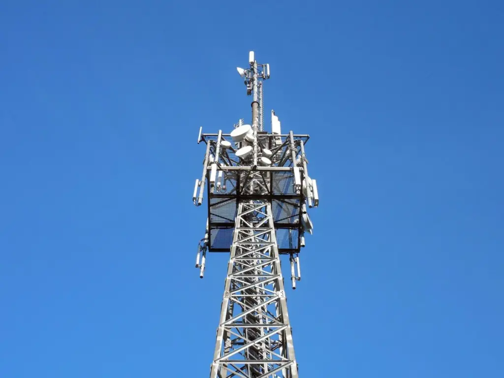 La antena cuenta con más de 25 metros de altura y se instalaría cerca de las viviendas y una cancha deportiva