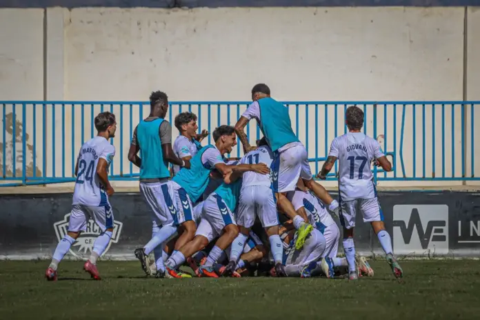 El Tenerife B remonta al Intercity para mantener el liderato El Tenerife B celebrando un gol ante el Intercity