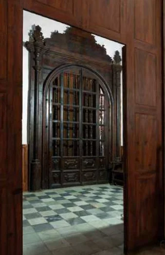 Puerta de madera de la entrada de la capilla de los Carta