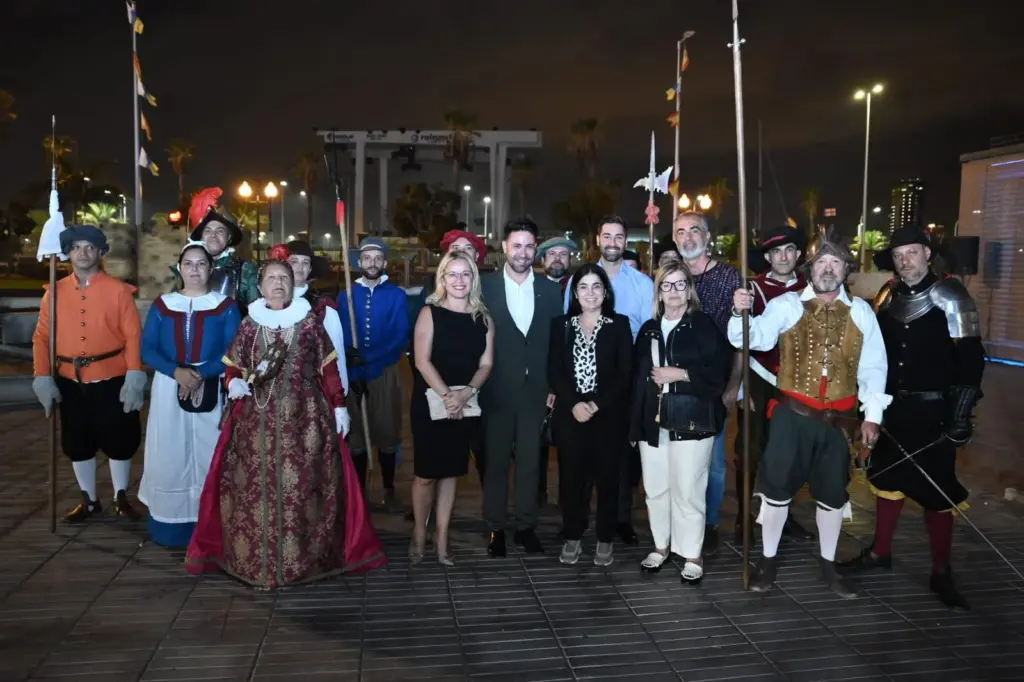 Carolina Darias junto a la corporación municipal y miembros de la Asociación Recreación Histórico-Cultural 