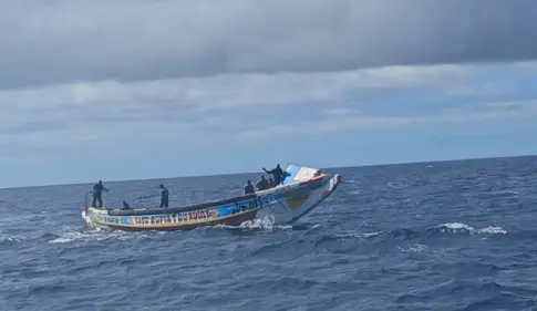 Llegan 13 hombres en cayuco a El Hierro y Salvamento navega hacia una zódiac a la deriva