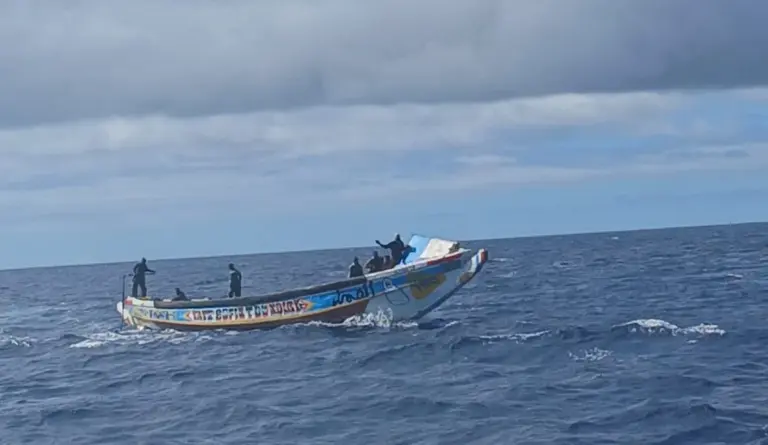 Llegan 13 hombres en cayuco a El Hierro y Salvamento navega hacia una zódiac a la deriva
