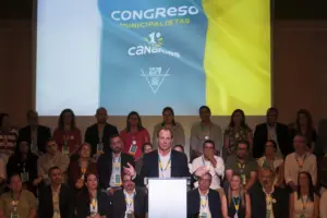 LAS PALMAS DE GRAN CANARIA. 18/10/25.- El ya presidente de Municipalistas Primero Canarias, Óscar Hernández, durante la clausura del congreso fundacional de este nuevo partido de las islas este sábado, en Las Palmas de Gran Canaria. EFE/ Ángel Medina G.