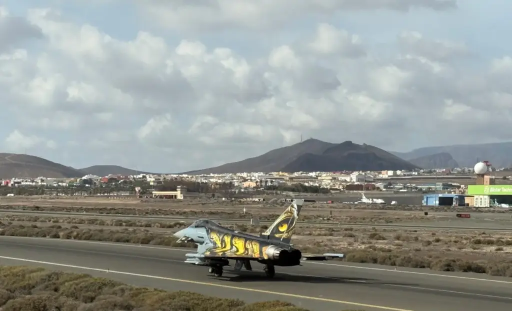 De acuerdo con Enaire, en las maniobras han participado más de 50 aviones entre cazas F-18M, Eurofighter, F-16, F-15E y Su-30MKI