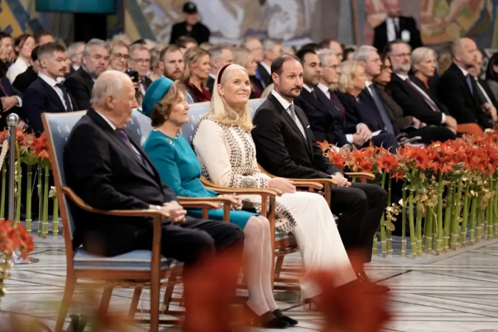 El rey Harald de Noruega, la reina Sonja, la princesa heredera Mette-Marit y el príncipe heredero Haakon asisten a la ceremonia de entrega del Premio Nobel de la Paz 2024 en el Ayuntamiento de Oslo