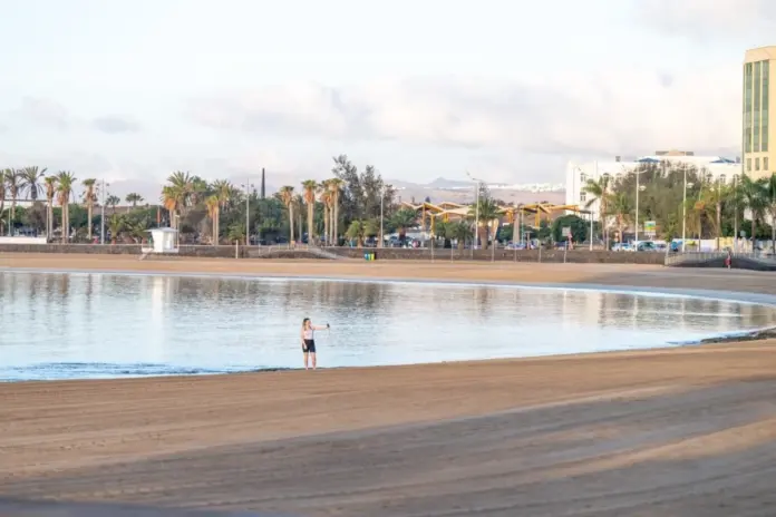 Playa de El Reducto, en Arrecife, cerrada al baño por presencia de bacterias fecales