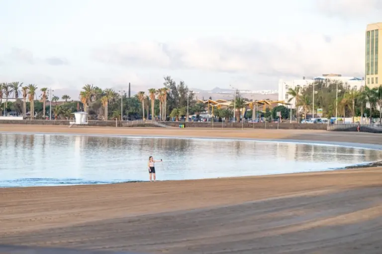 Reabre la Playa de El Reducto, en Arrecife, cerrada por bacterias fecales