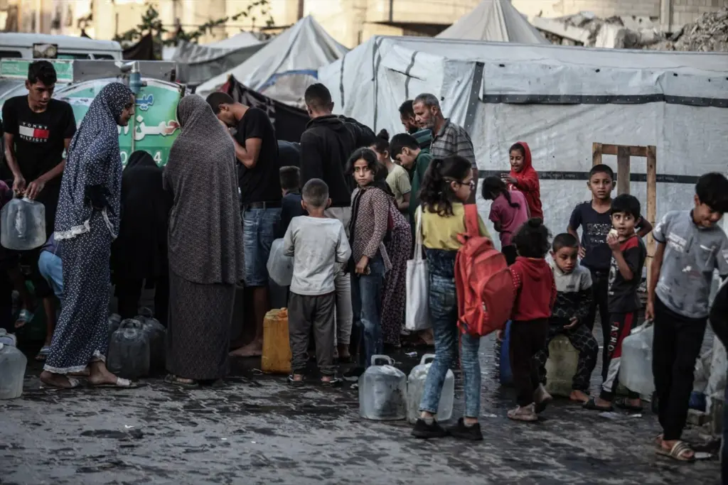 Imagen de archivo de un grupo de palestinos en el campamento de refugiados de Al-Bureij, en el centro de la Franja de Gaza
