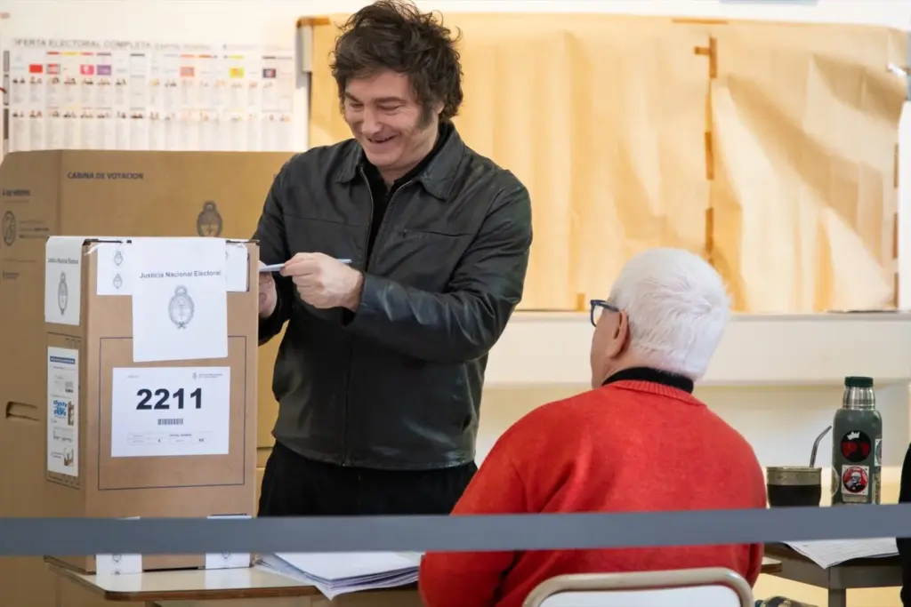 Javier Milei en el momento de introducir su voto en la urna