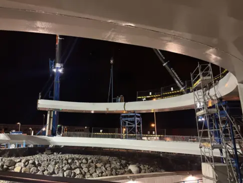 Instalan los módulos de conexión de la Pasarela Peatonal del Padre Anchieta con Geneto