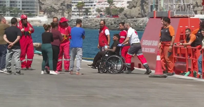 Llegada al muelle de Arguineguín del joven localizado con vida por Salvamento Marítimo. Imagen RTVC