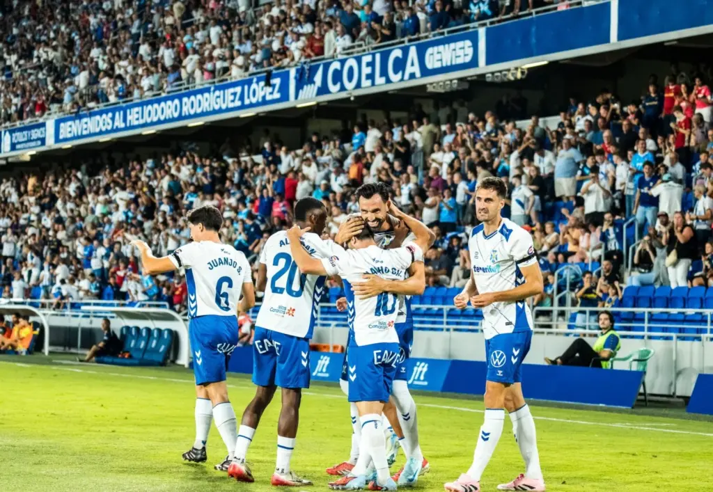 Jugadores del CD Tenerife celebren un gol en el Heliodoro Rodríguez López. Imagen CD Tenerife