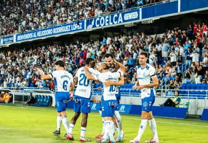 Jugadores del CD Tenerife celebren un gol en el Heliodoro Rodríguez López. Imagen CD Tenerife
