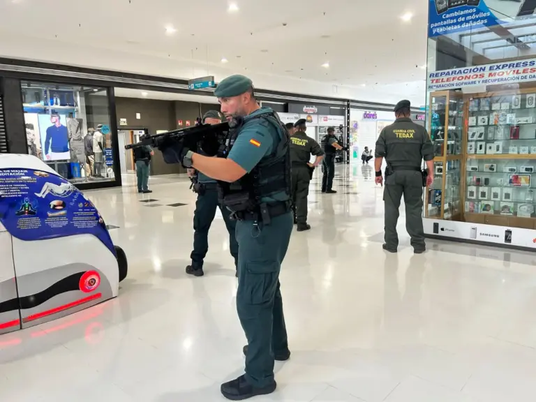 La Guardia Civil realiza un simulacro de evacuación en un centro comercial de Vecindario
