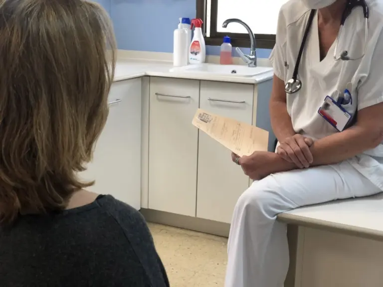 El Colegio de Médicos tinerfeño advierte al Gobierno canario que solo ellos pueden recetar