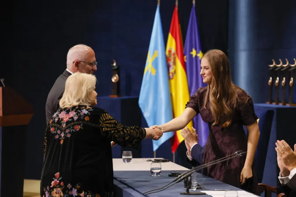 Felipe VI y la princesa Leonor reflexionan sobre la convivencia democracia y la diversidad en los Premios Princesa de Asturias 2025