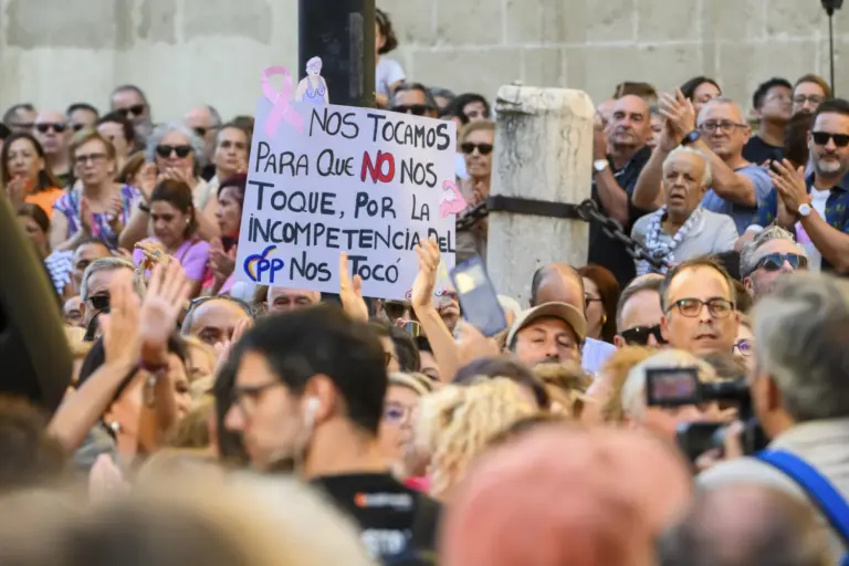La consejera de Salud de Andalucía dimite por la crisis de los cribados del cáncer de mama