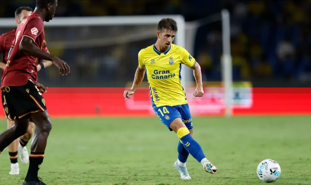 Manu Fuster pasa el balón frente a un jugador del Cádiz CF 